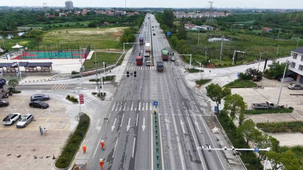 中国十大配资平台 湖北黄冈：路口“动手术”护平安